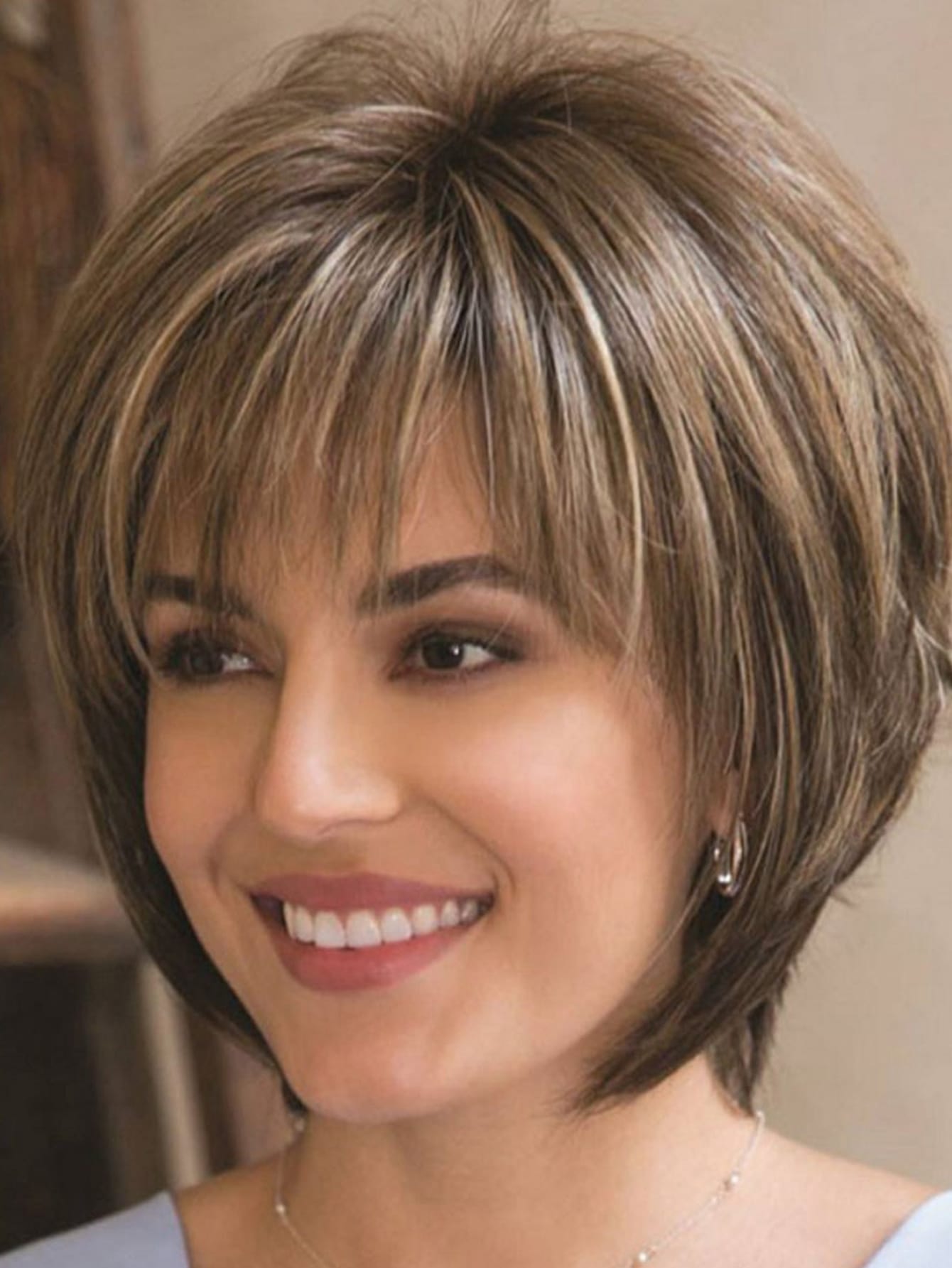 Peruca Curta Reta em Camadas com Franja