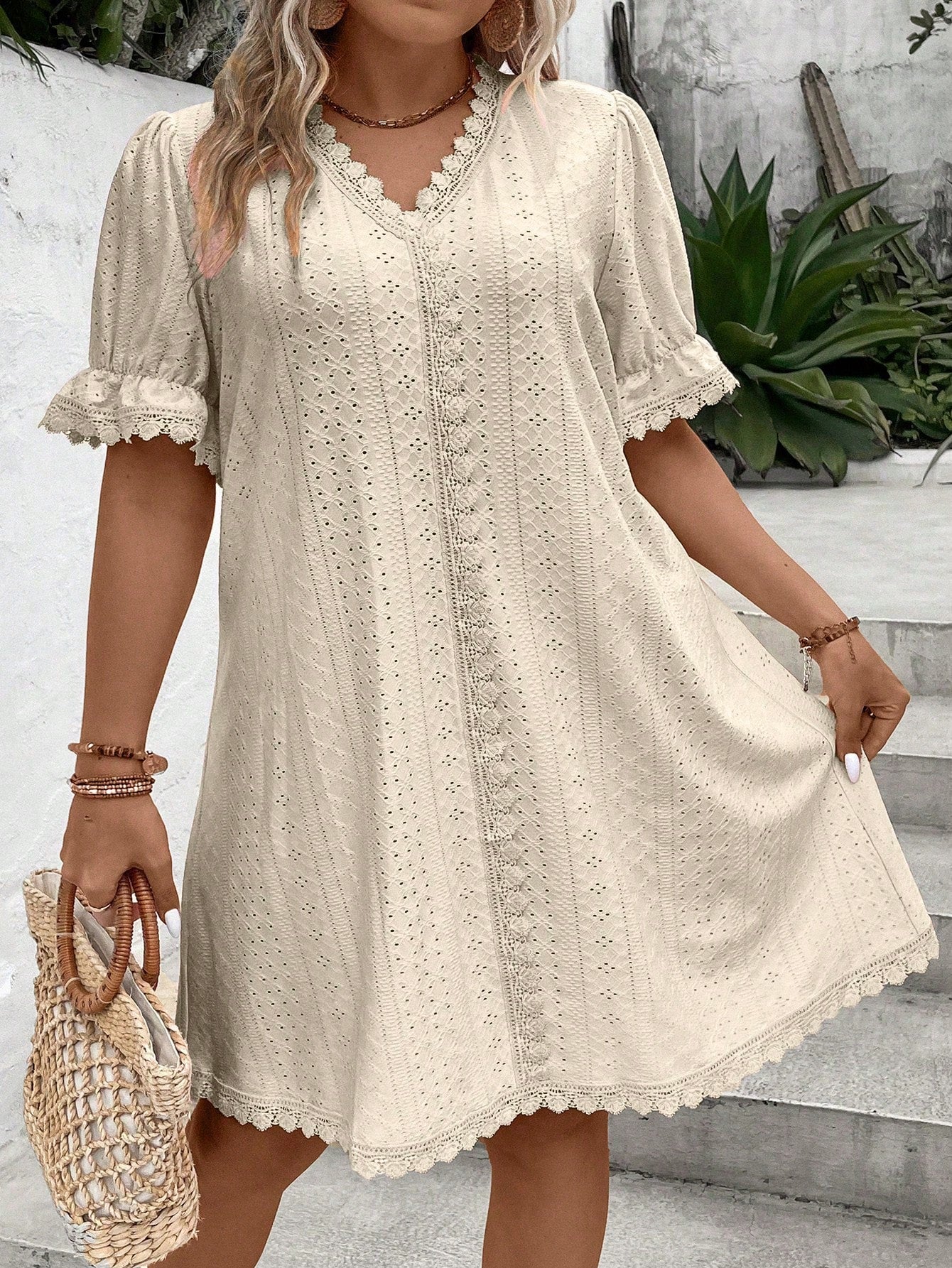 Vestido Curto Plus Size de Renda