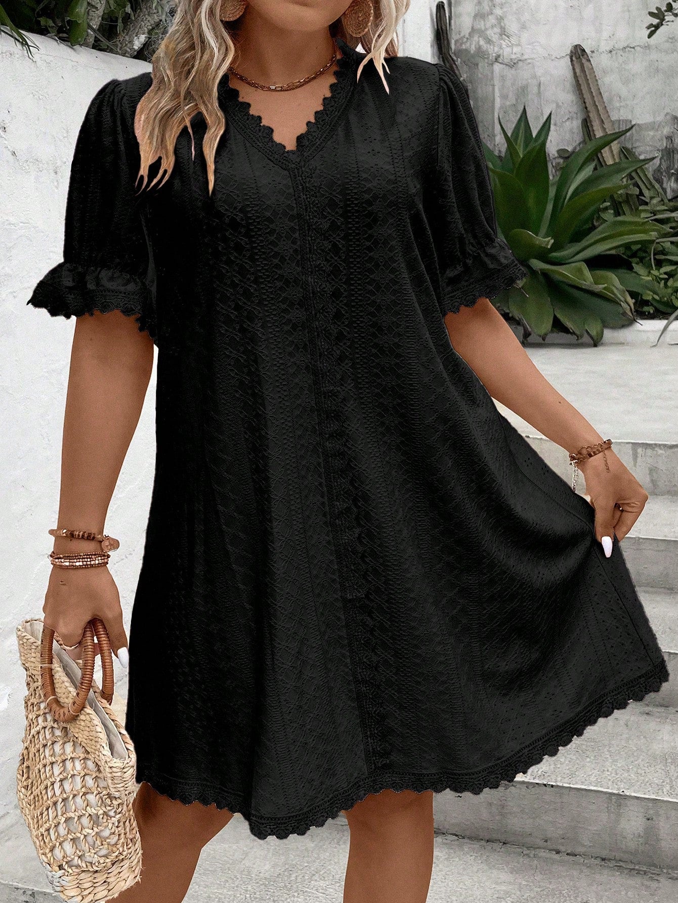 Vestido Curto Plus Size de Renda
