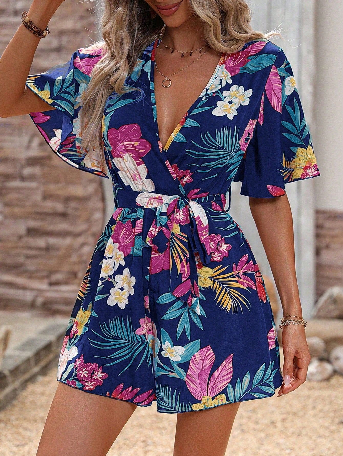 Macaquinho Feminino Estampado com Cinto Soltinho
