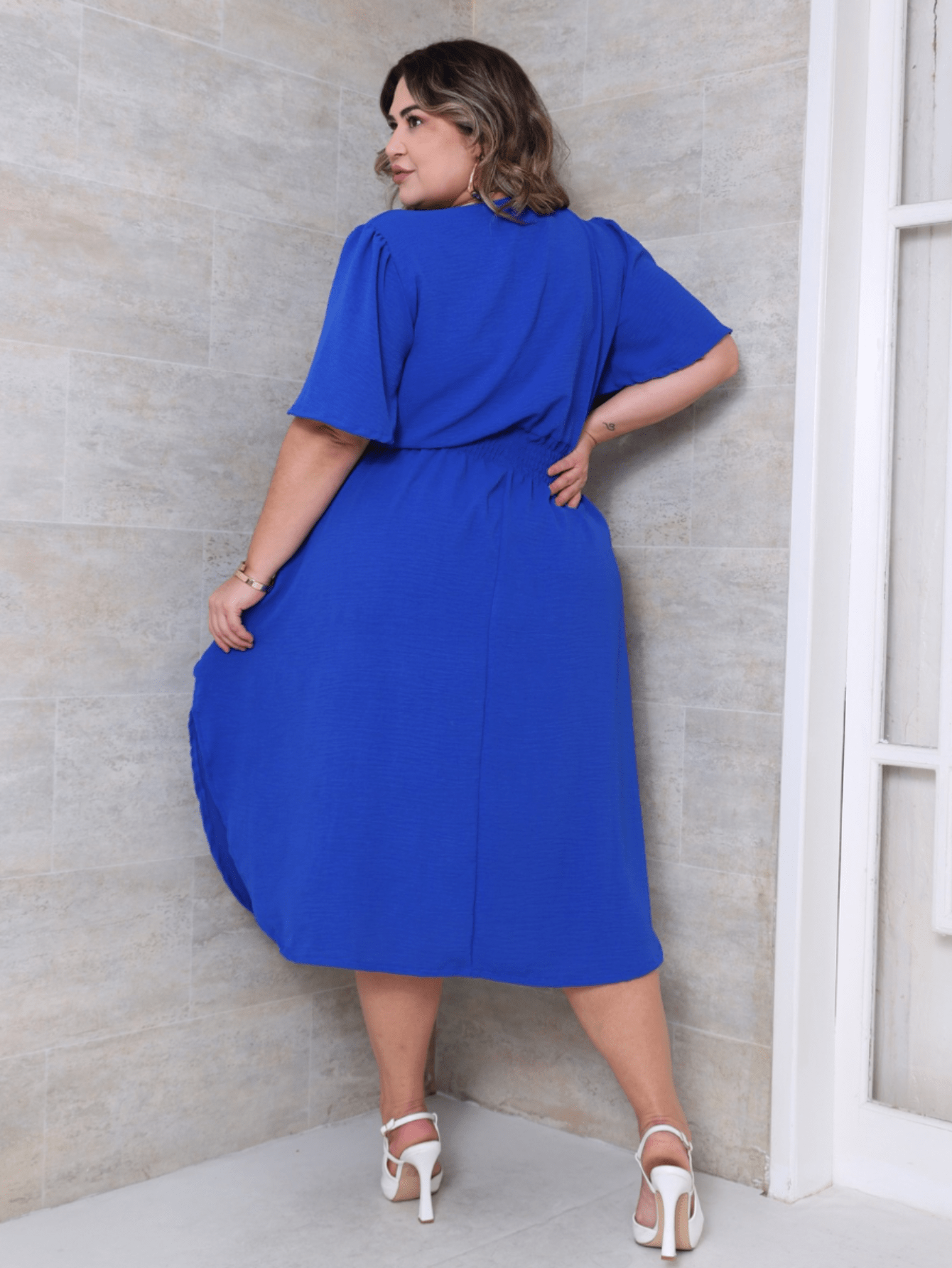 Vestido Midi Plus Size Transpassado Duna - Entrega Rápida