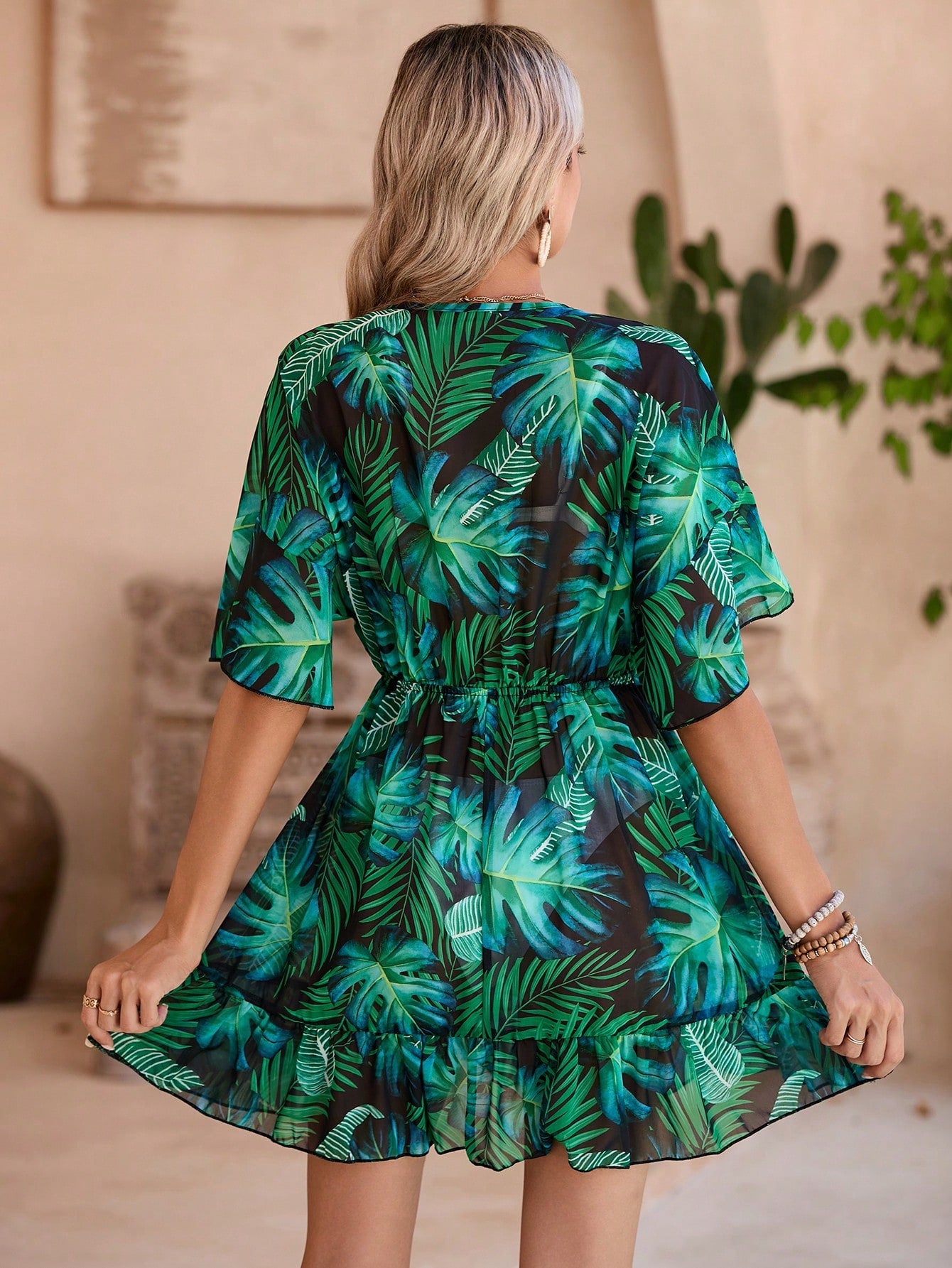 Saída de Praia Vestido Estampa Tropical Manga Morcego