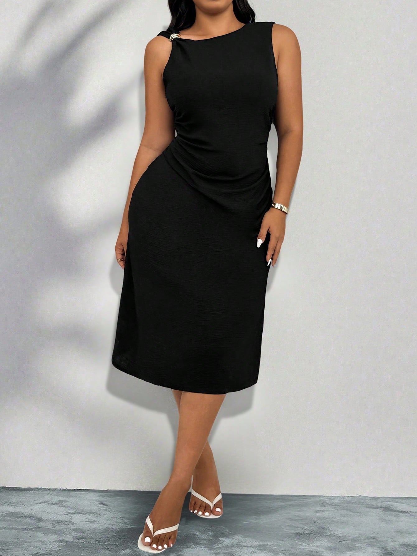 Vestido Plus Size Midi sem Manga com Detalhe no Ombro