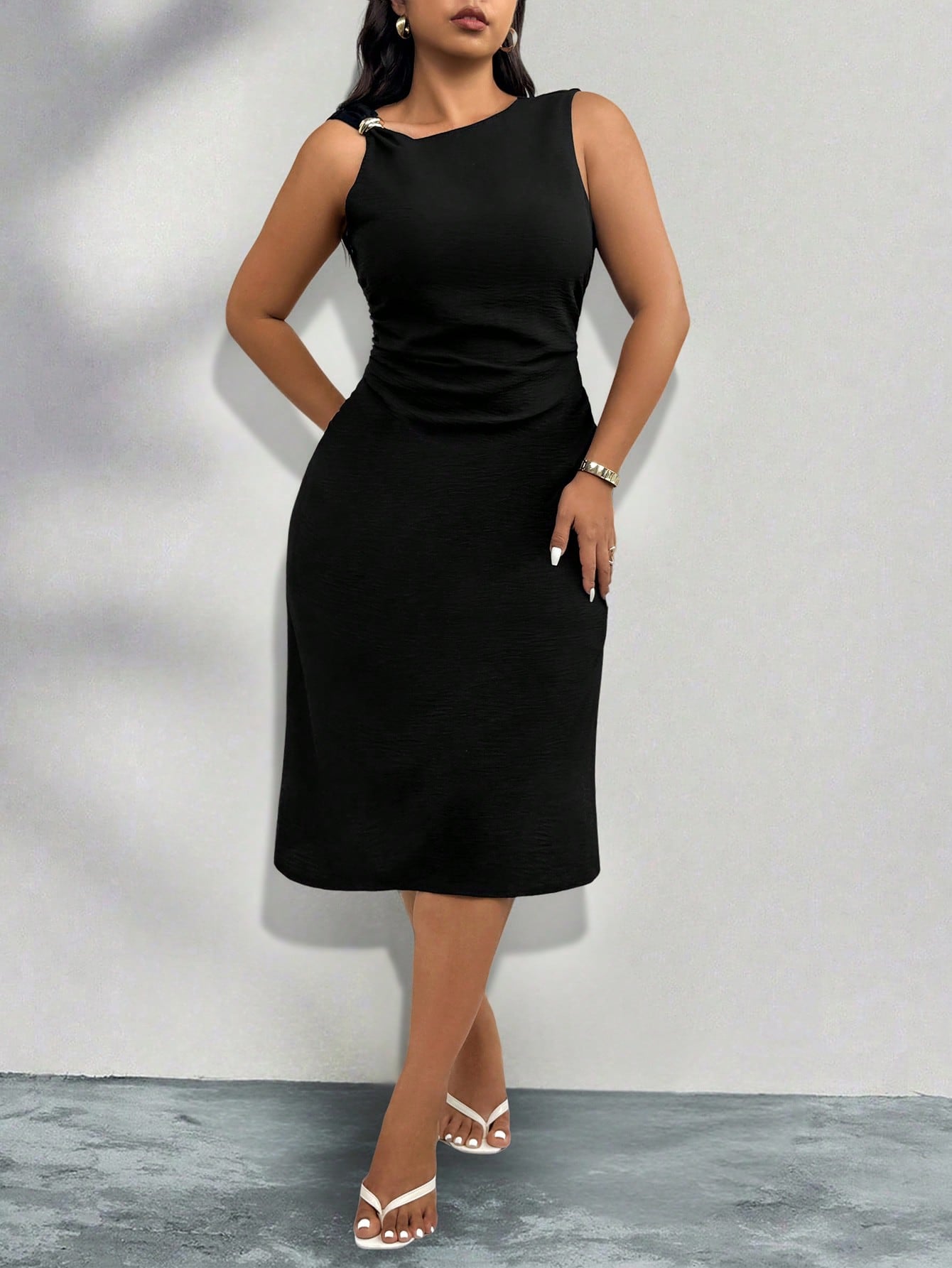 Vestido Plus Size Midi sem Manga com Detalhe no Ombro