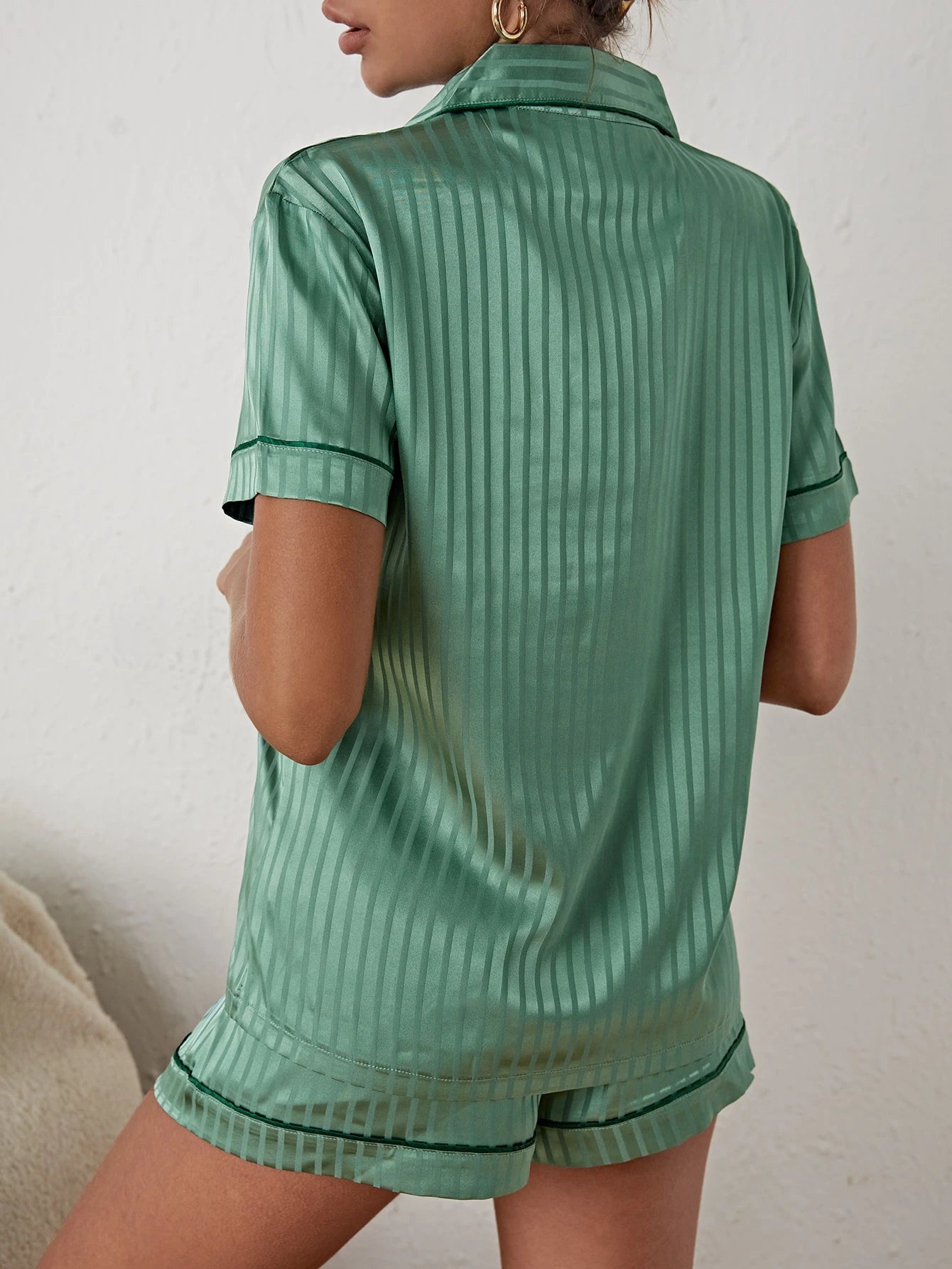 Pijama Feminino Americano de Cetim Listrado Elegante