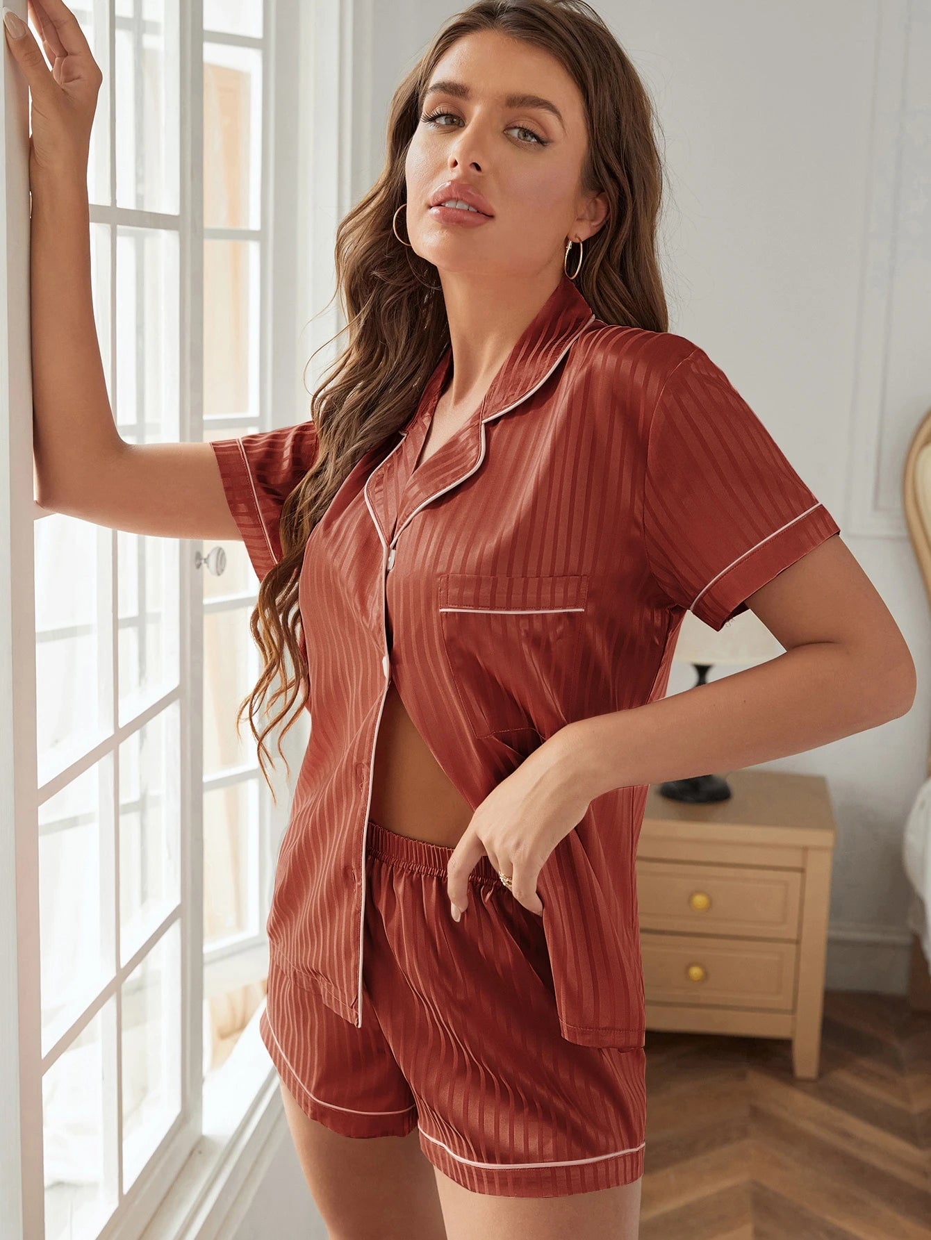 Pijama Feminino Americano de Cetim Listrado Elegante