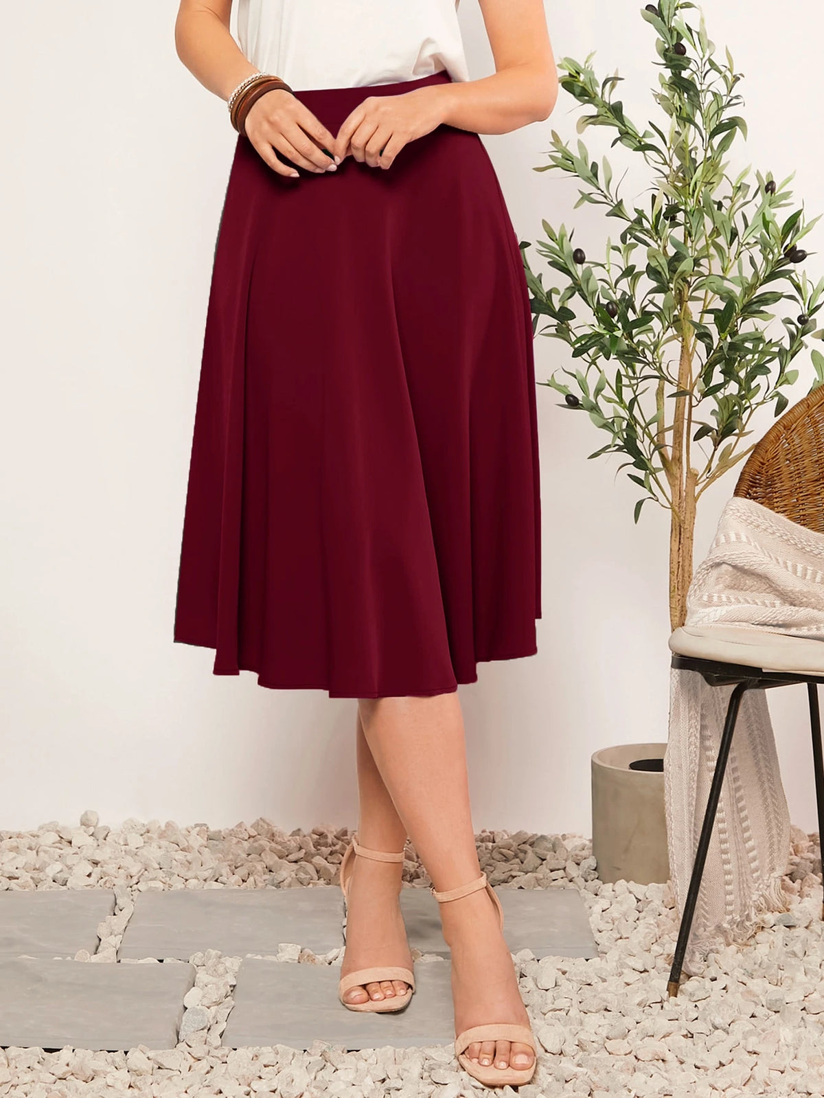 Saia Feminina no Joelho Lisa Casual