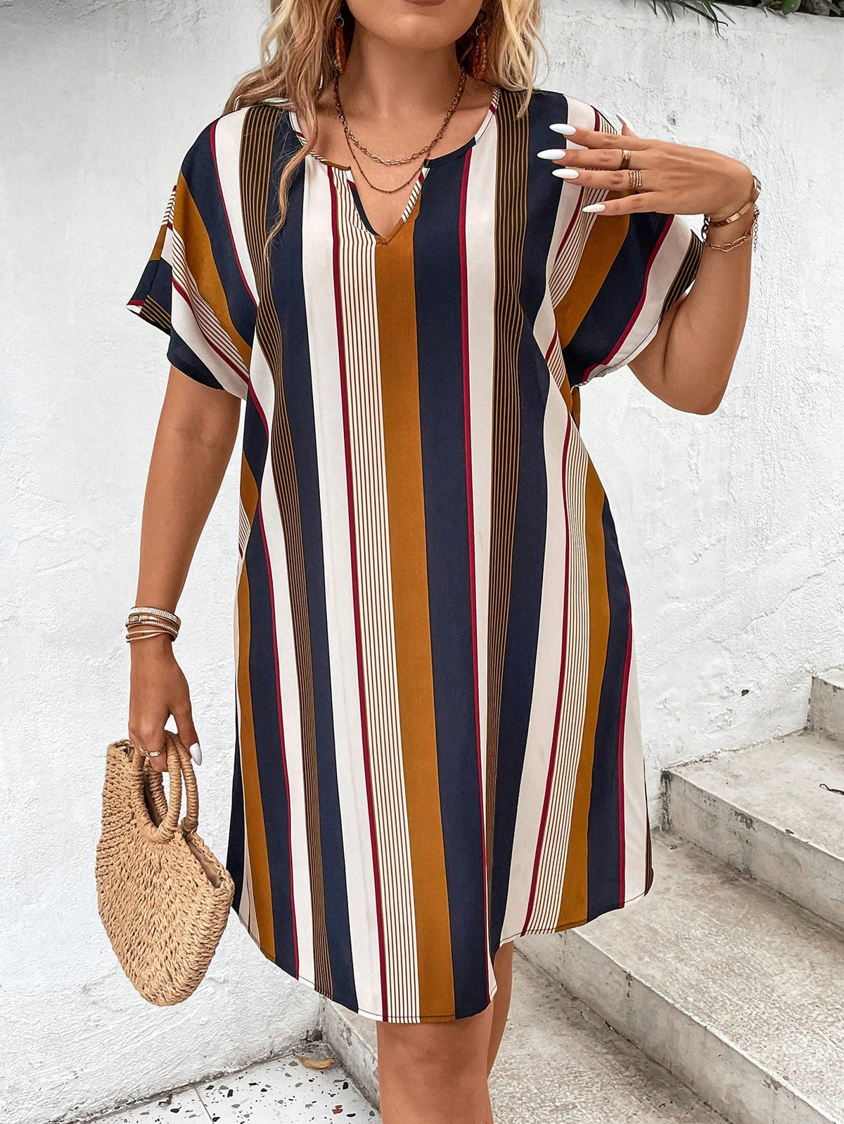 Vestido Curto Plus Size Manga Curta Listrado