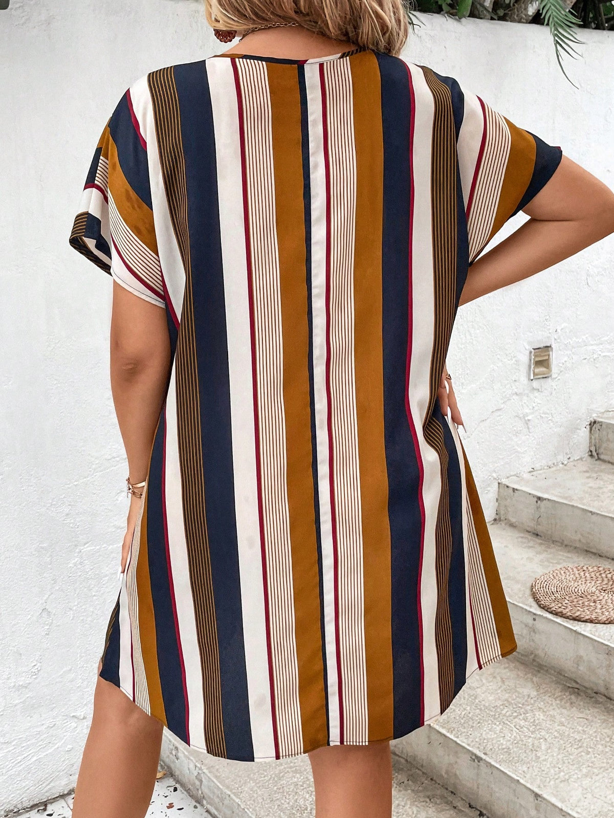Vestido Curto Plus Size Manga Curta Listrado