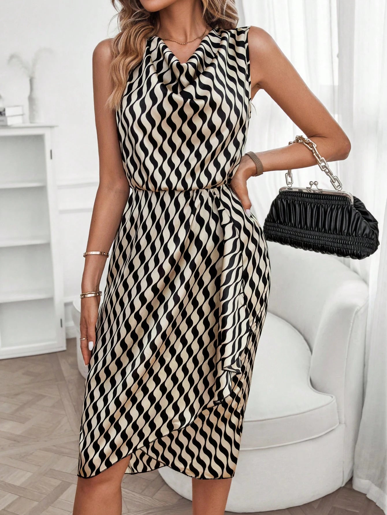 Vestido Midi Estampado com Decote Drapeado e Barra Assimétrica