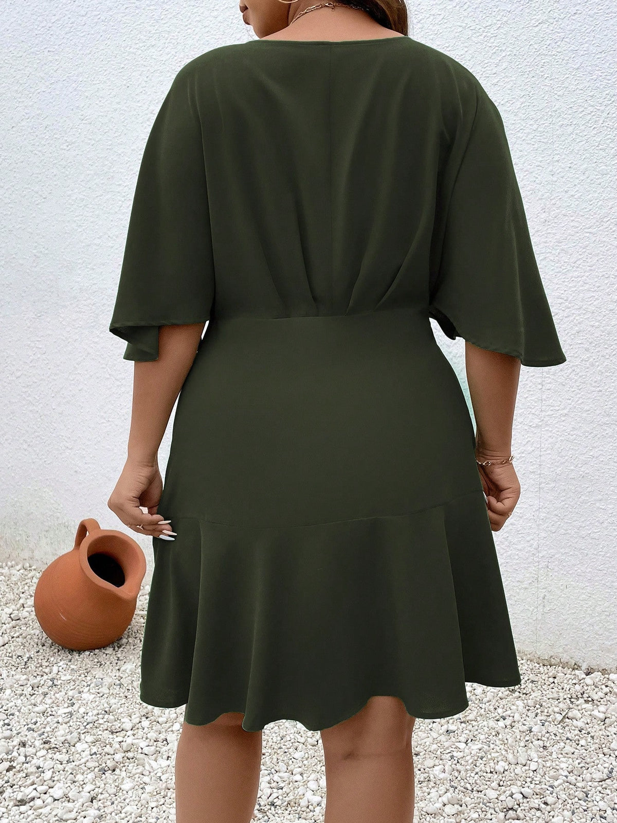 Vestido Curto Plus Size Cruzado Manga Morcego