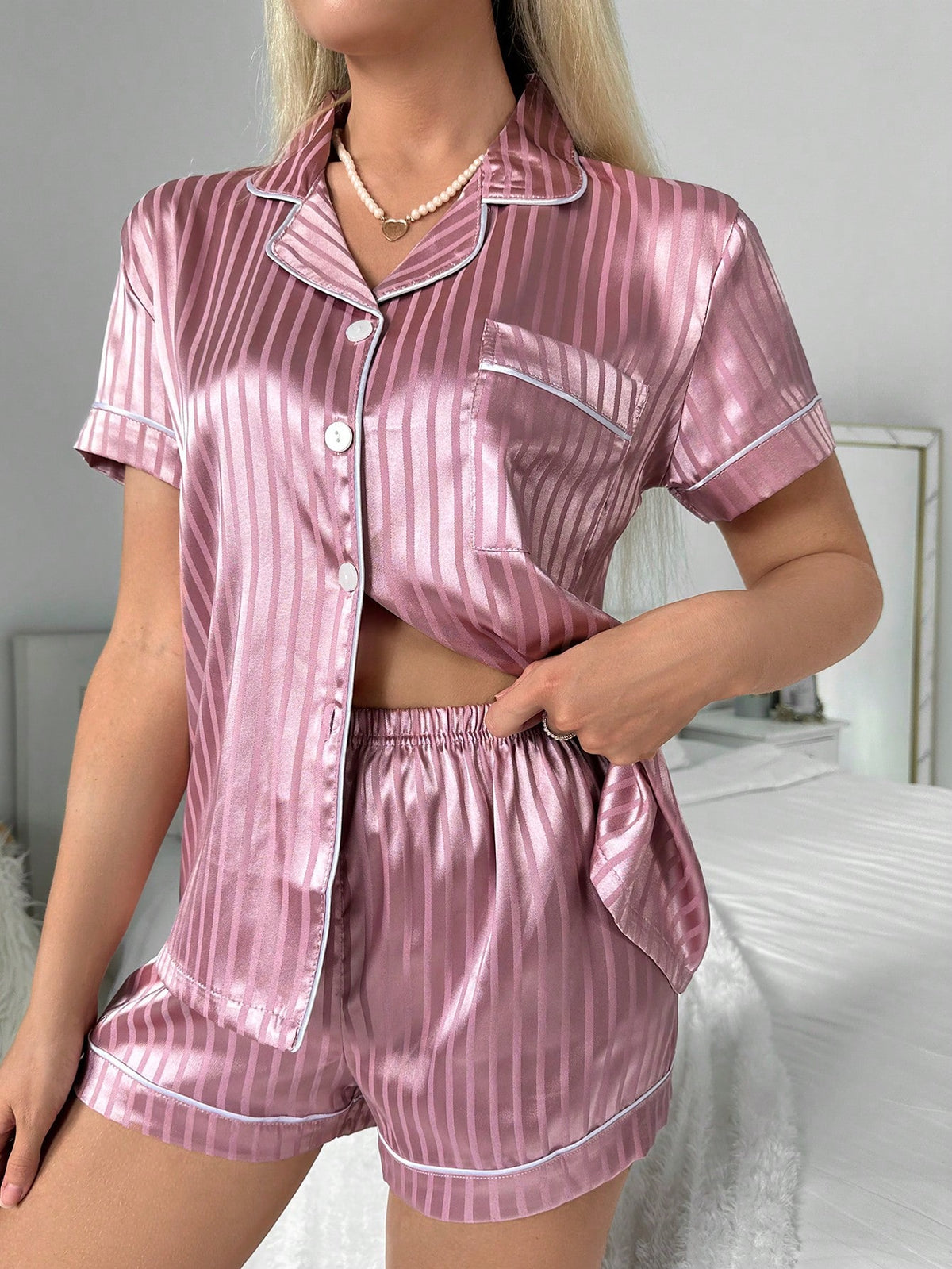 Pijama Feminino Americano de Cetim Listrado Elegante