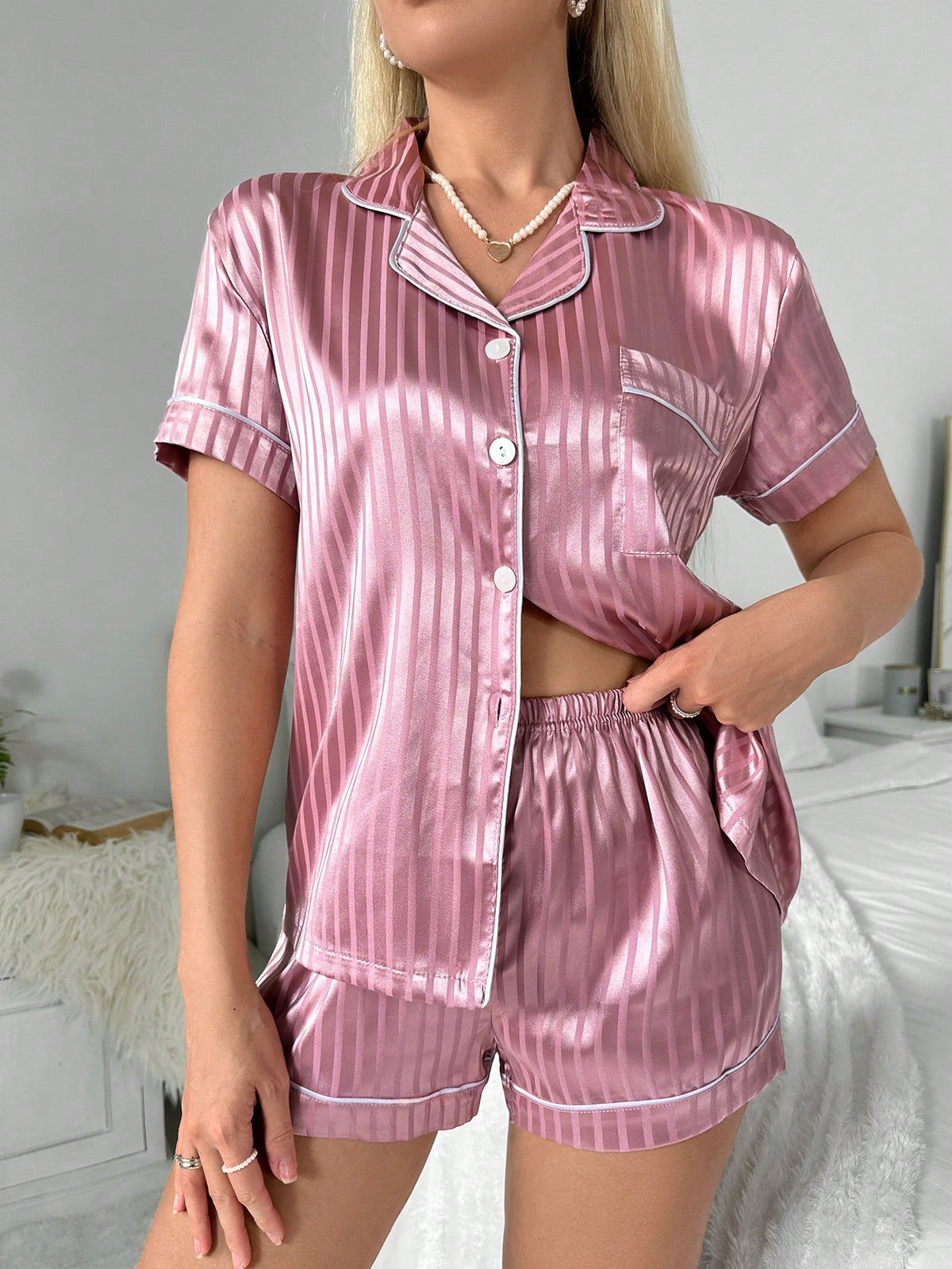 Pijama Feminino Americano de Cetim Listrado Elegante