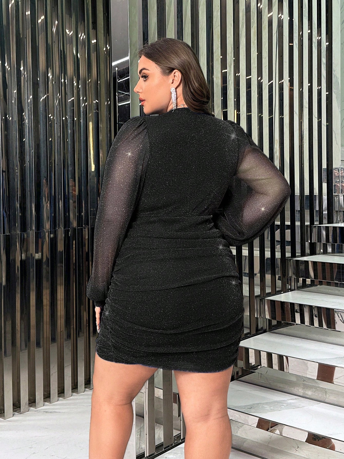 Vestido Curto Plus Size Manga Comprida Brilhoso Colado