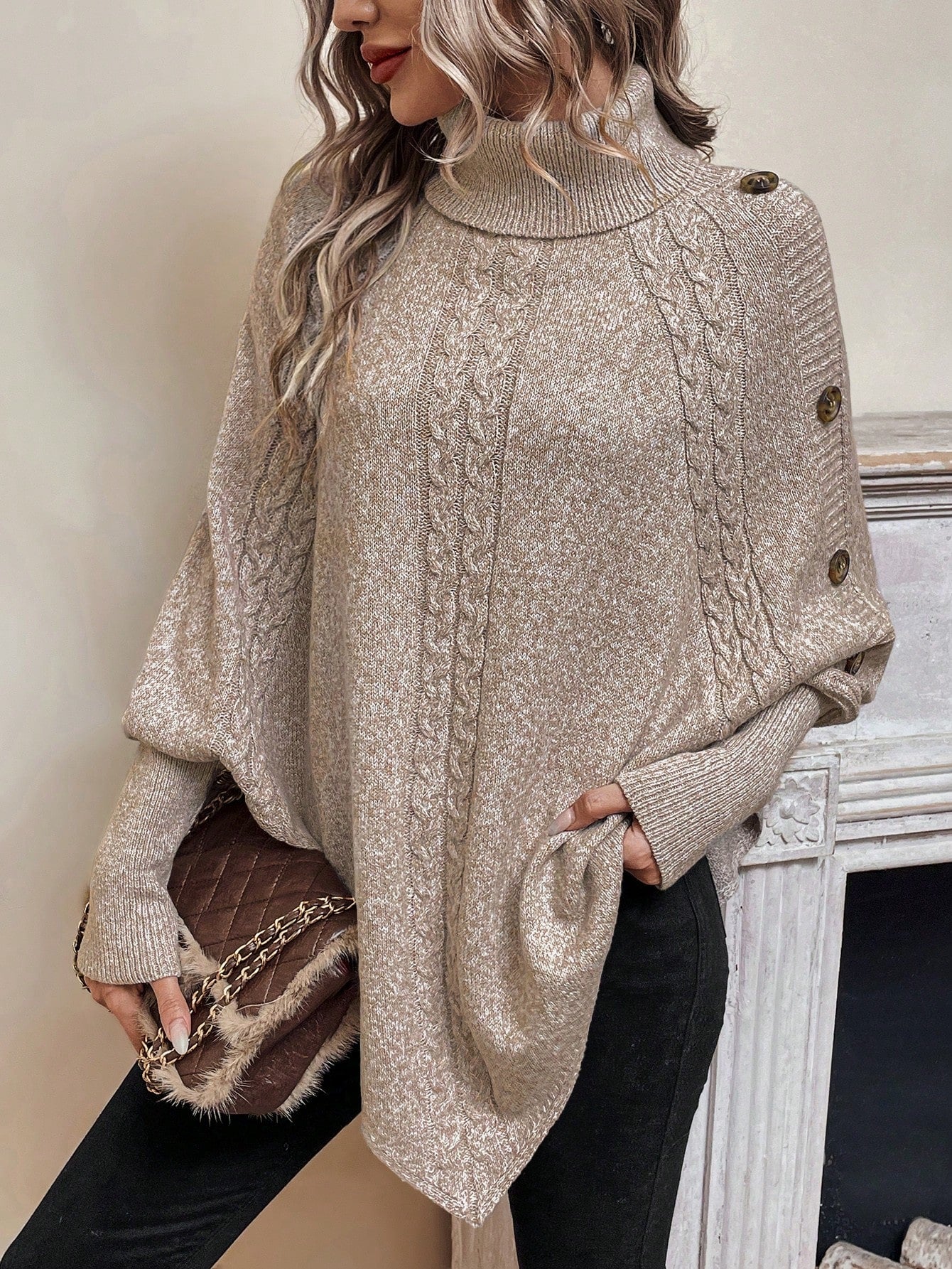 Poncho Feminino de Tricô com Gola Alta