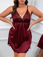 Camisola de Cetim Plus Size com Fenda Lateral e Renda