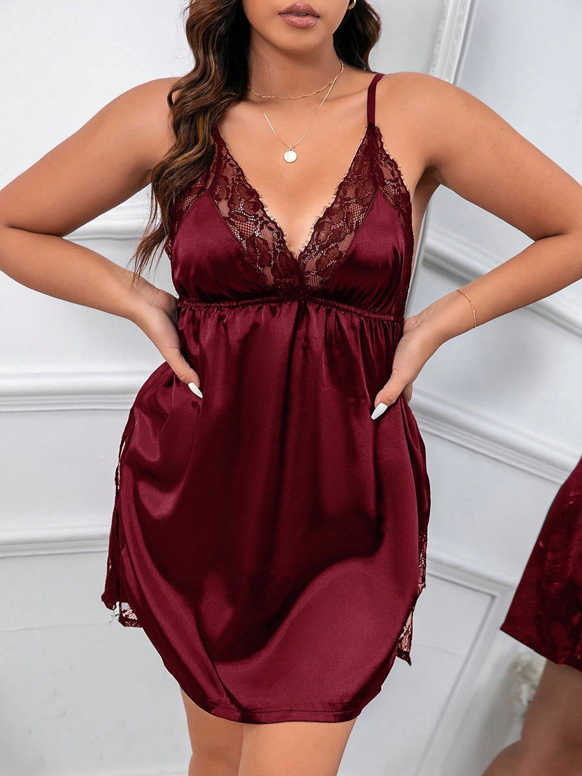 Camisola de Cetim Plus Size com Fenda Lateral e Renda