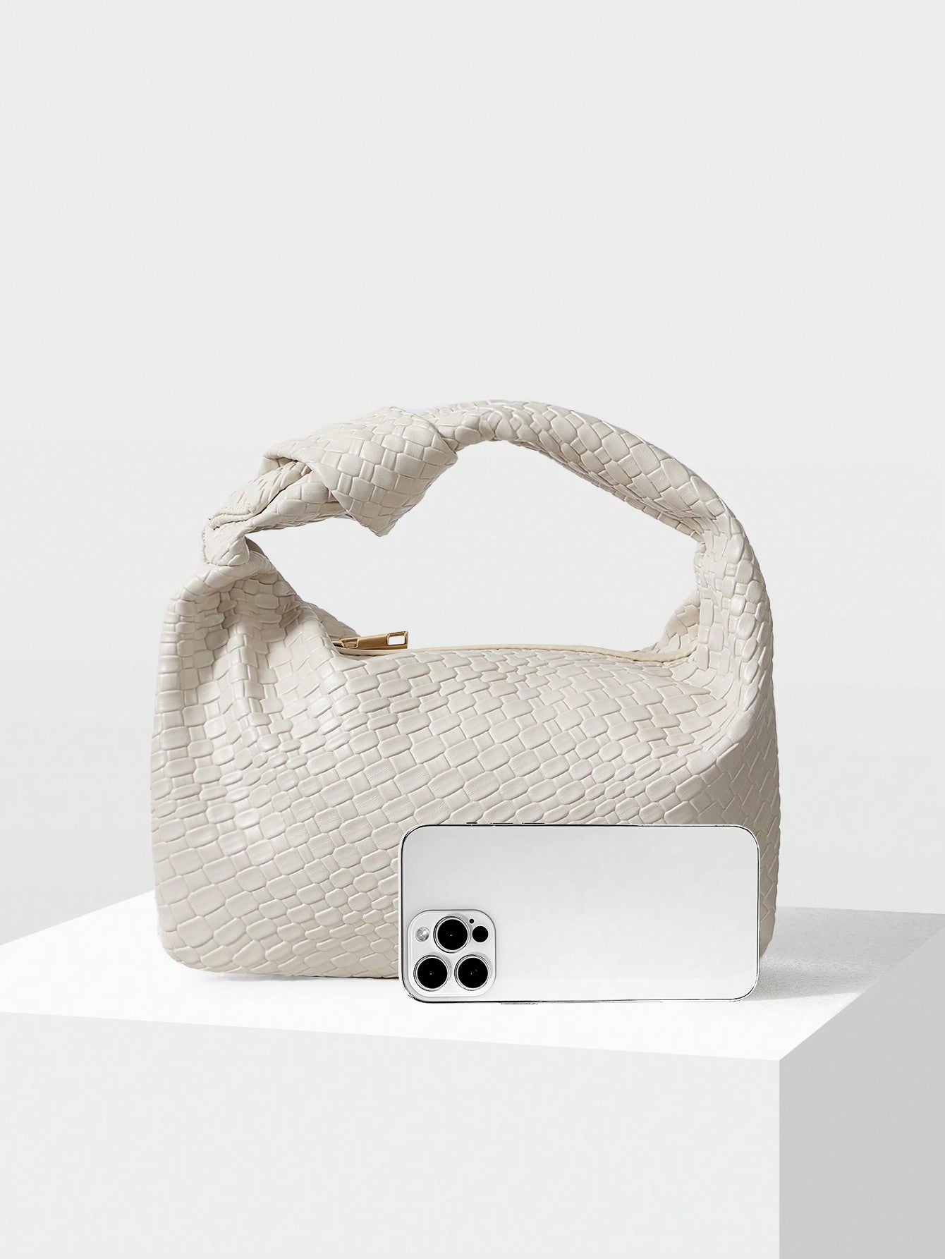 Bolsa de Mão Média Meia Lua Feminina com Relevo Minimalista