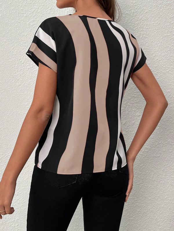 Blusa Feminina Gola V Listras Abstratas