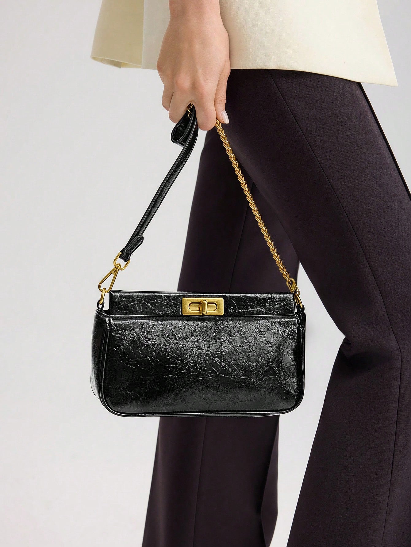 Bolsa de Ombro Feminina Pequena com Corrente