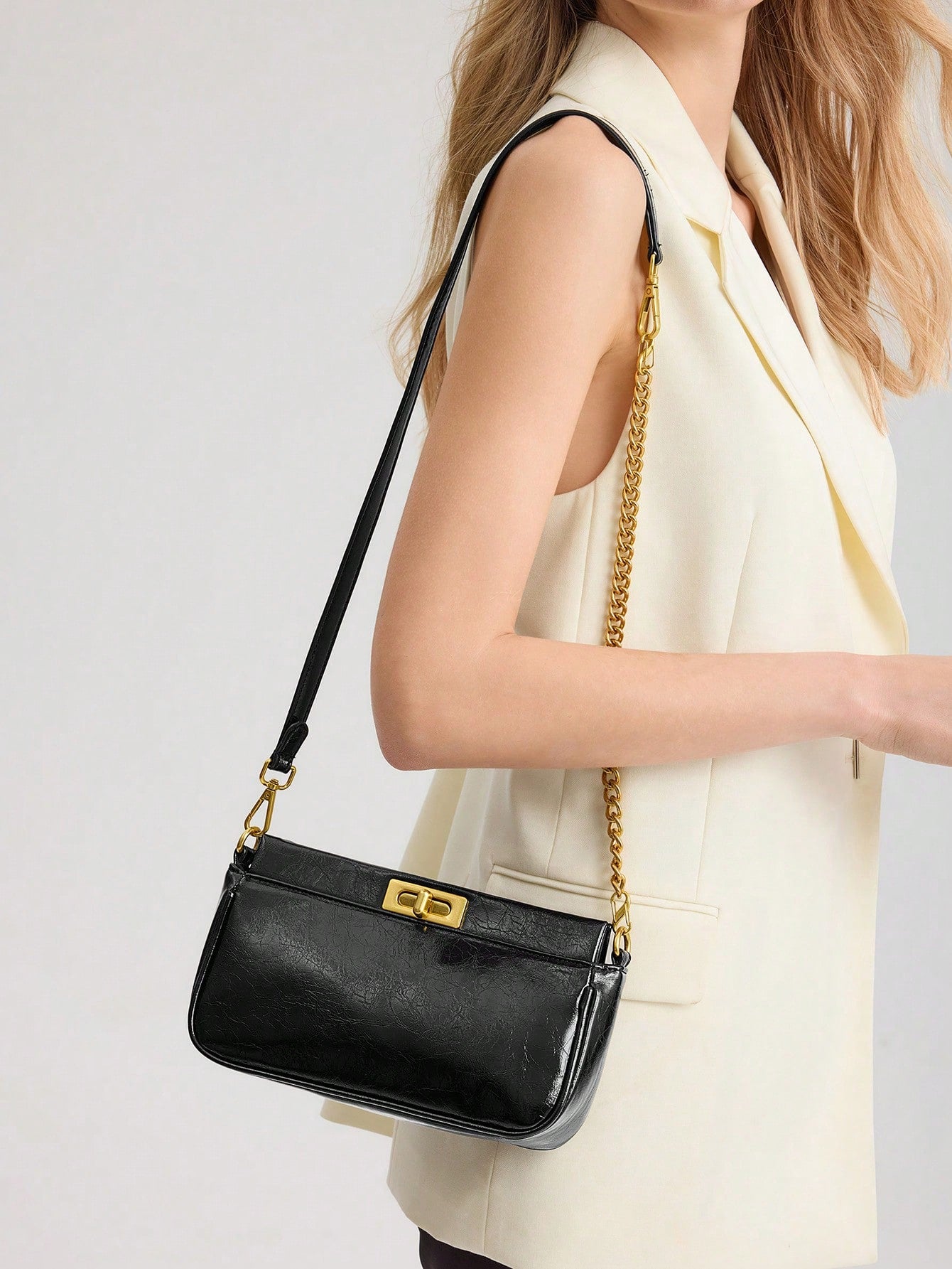 Bolsa de Ombro Feminina Pequena com Corrente