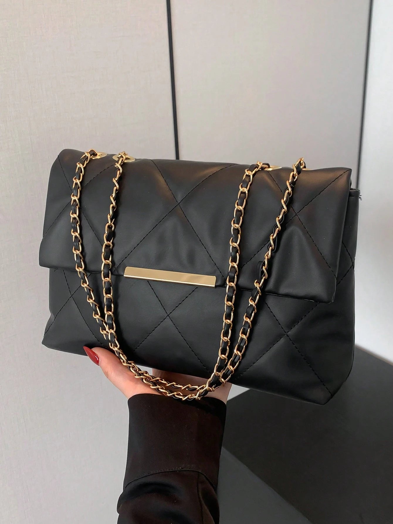 Bolsa Feminina Média Matelassê com Corrente Dourada