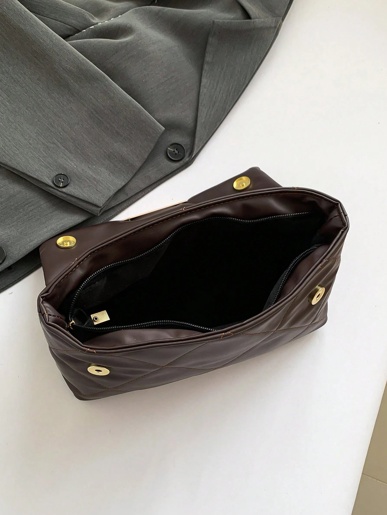 Bolsa Feminina Média Matelassê com Corrente Dourada