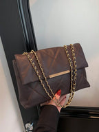 Bolsa Feminina Média Matelassê com Corrente Dourada
