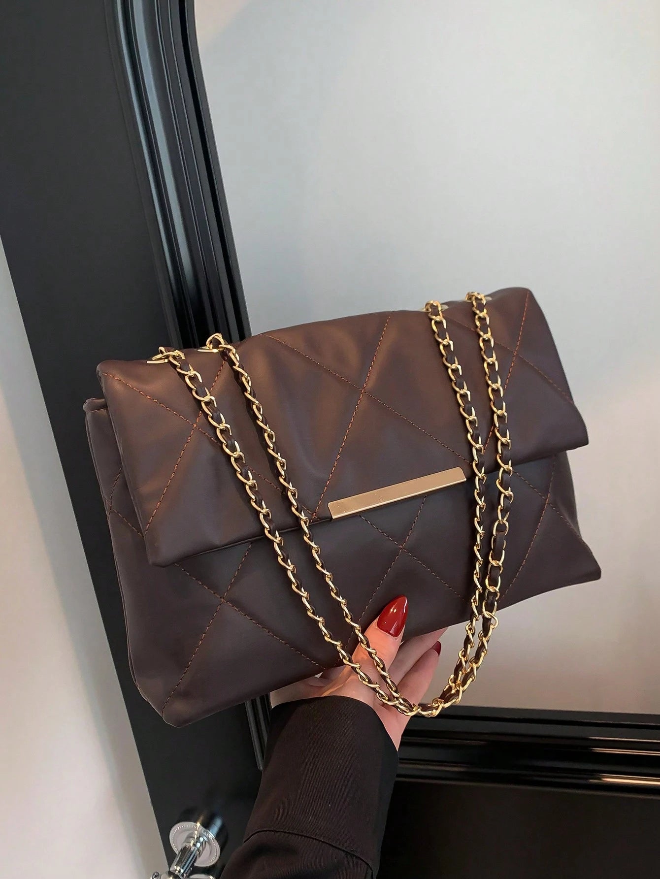 Bolsa Feminina Média Matelassê com Corrente Dourada