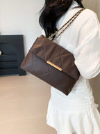 Bolsa Feminina Média Matelassê com Corrente Dourada