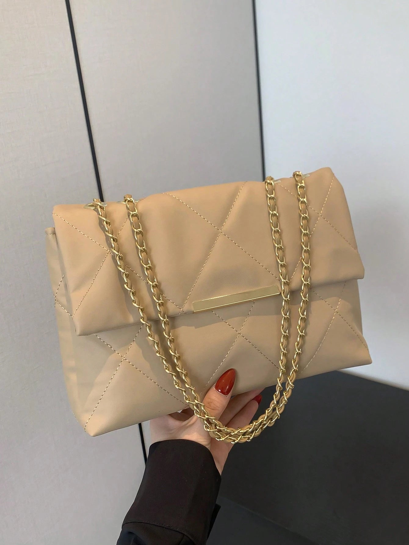 Bolsa Feminina Média Matelassê com Corrente Dourada