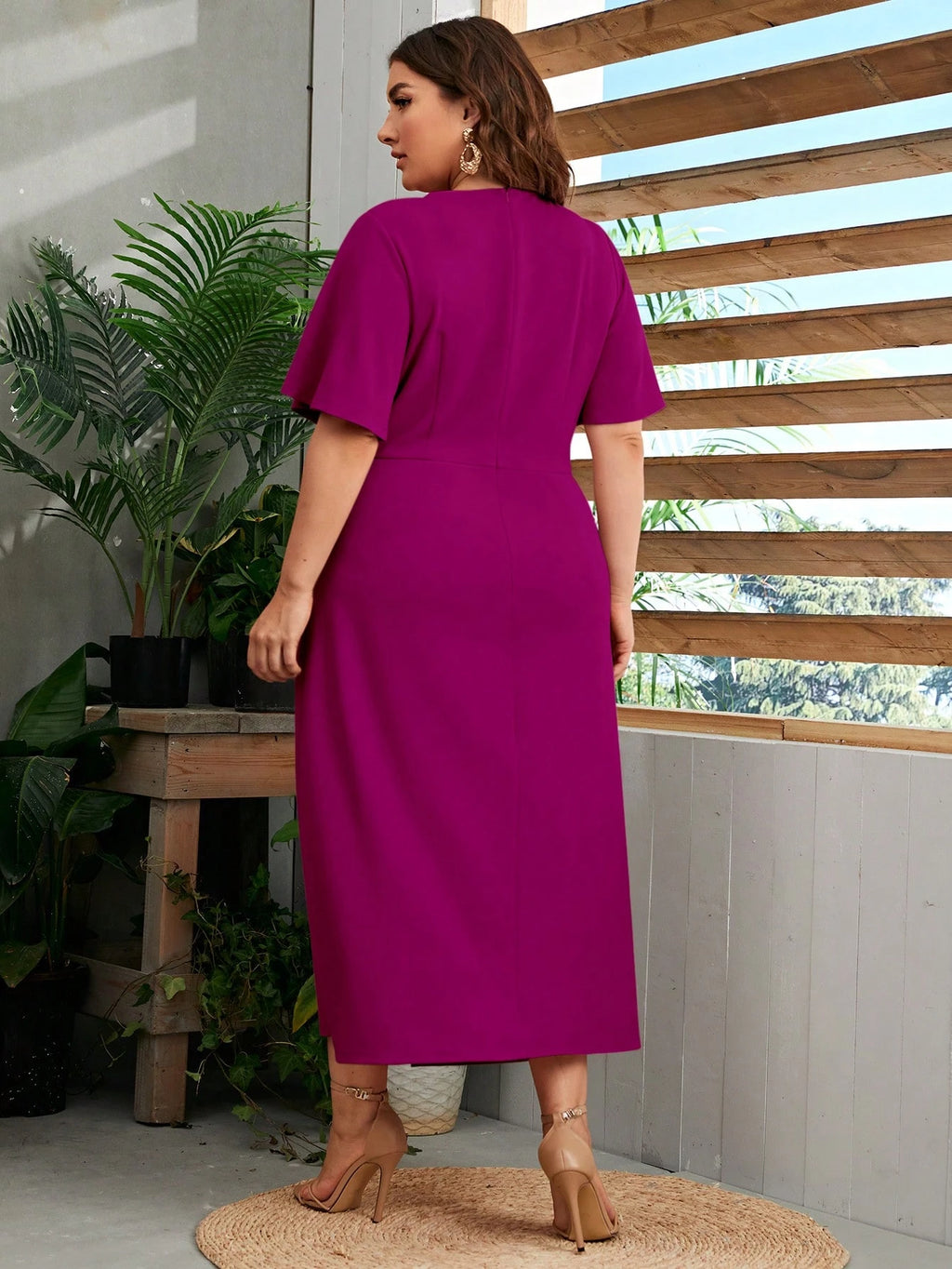 Vestido Social Plus Size Midi Detalhe Torcido