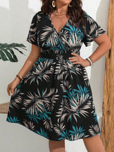 Vestido Curto Plus Size com Elástico Manga Curta