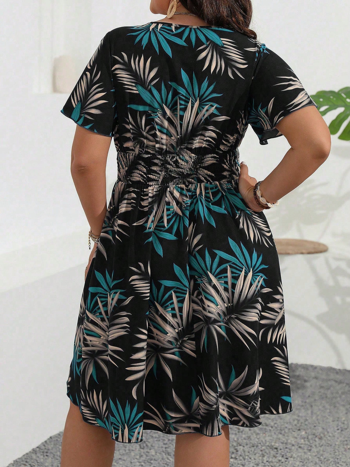 Vestido Curto Plus Size com Elástico Manga Curta