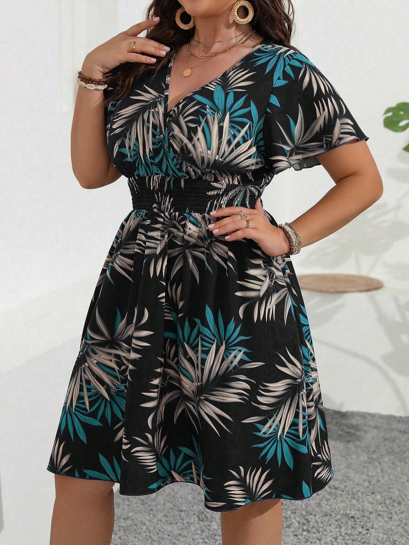 Vestido Curto Plus Size com Elástico Manga Curta