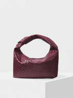 Bolsa de Mão Média Meia Lua Feminina com Relevo Minimalista