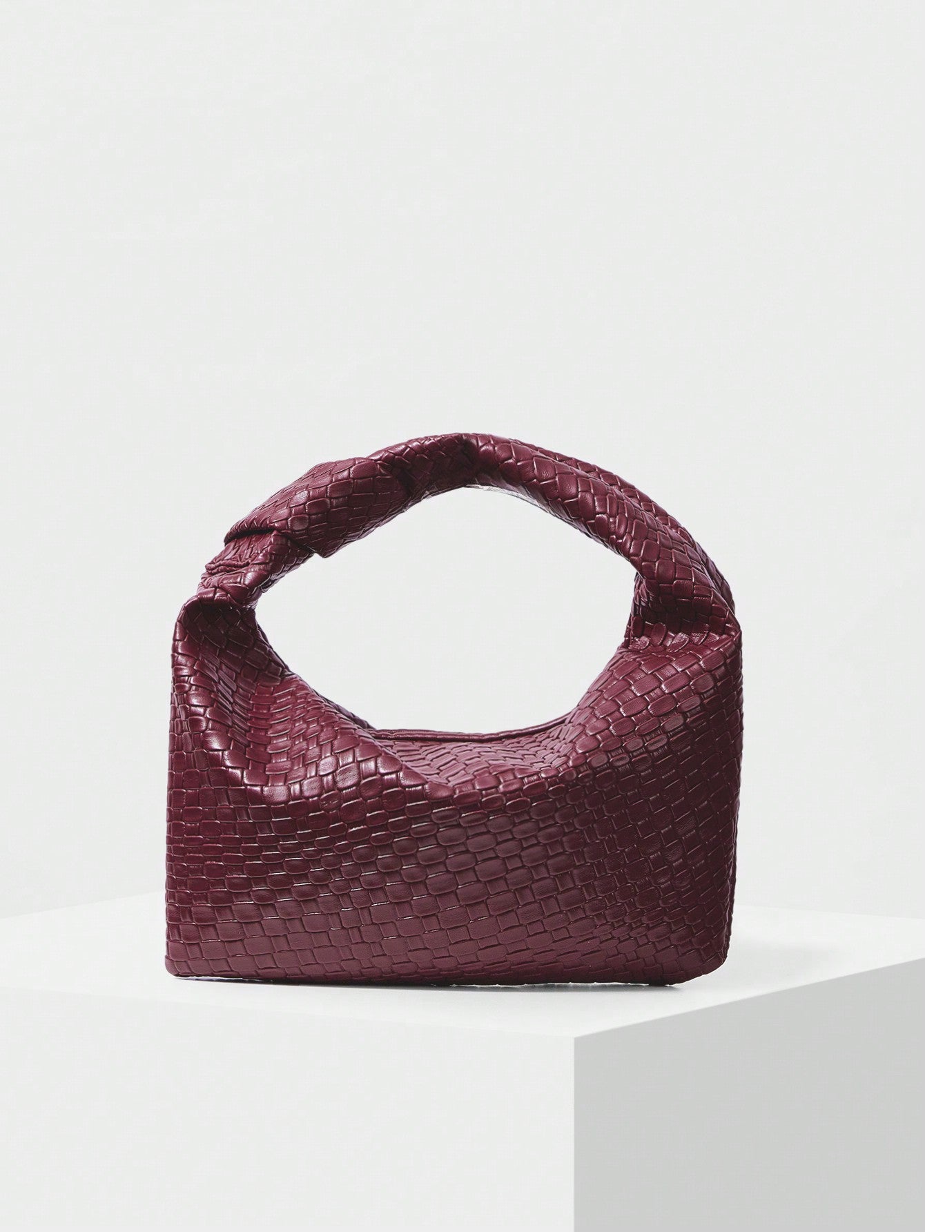 Bolsa de Mão Média Meia Lua Feminina com Relevo Minimalista