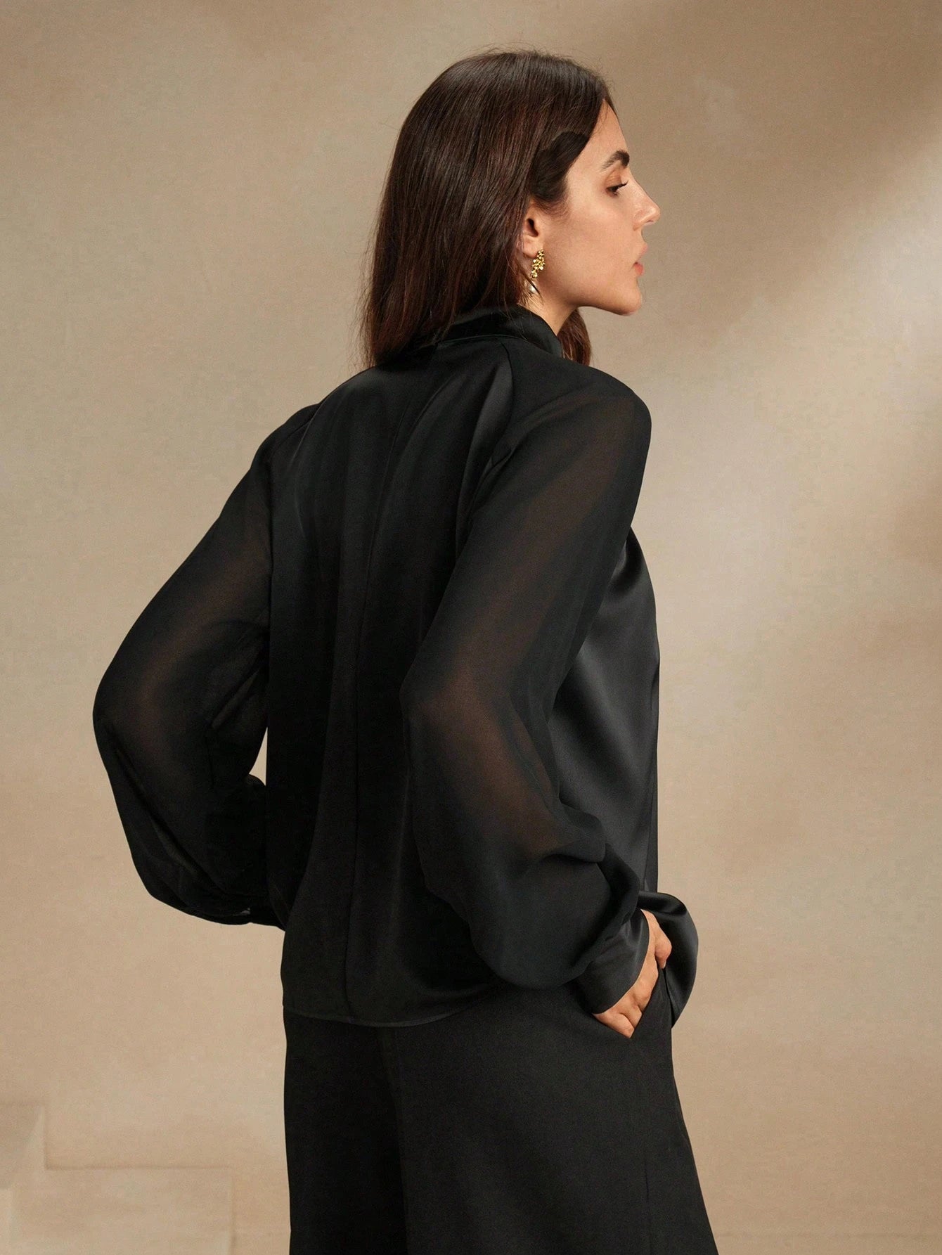 Camisa Manga Longa Elegante Feminina com Decote Tramado