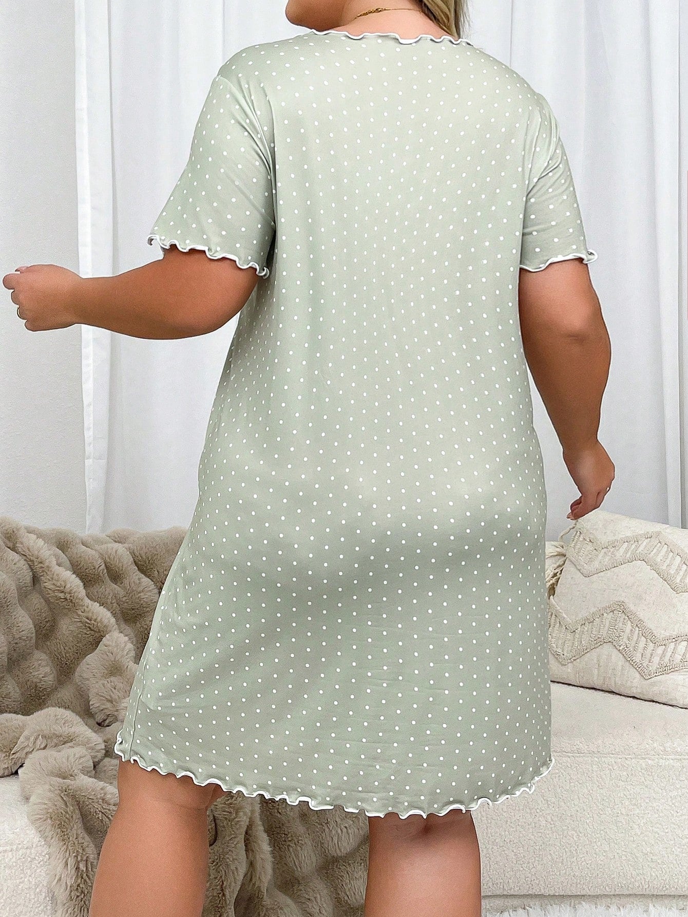 Camisola Plus Size Confortável Estampa de Poá com Babado 