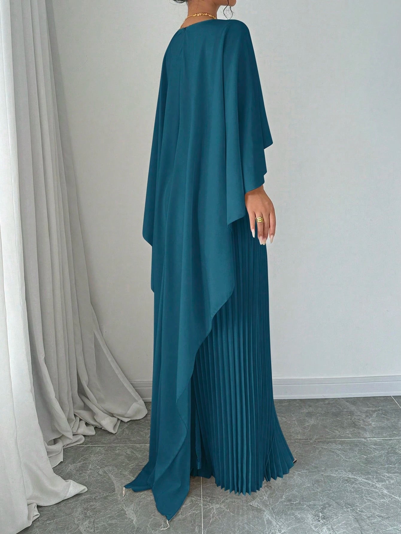 Vestido Longo Plissado com Manga Ampla e Modelagem Fluida