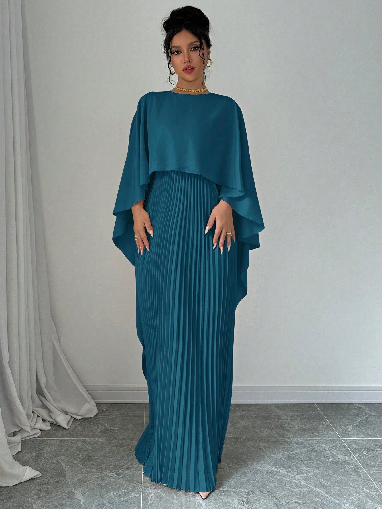 Vestido Longo Plissado com Manga Ampla e Modelagem Fluida