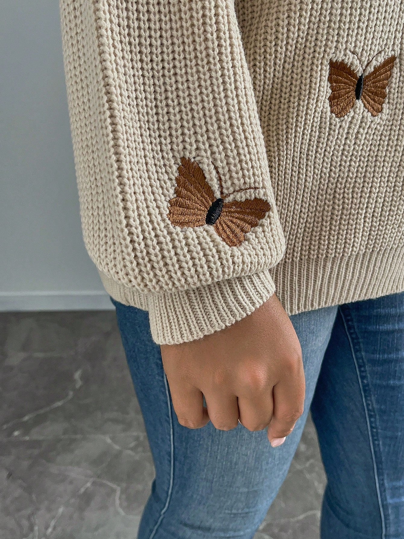Suéter de Tricô Feminino Plus Size com Bordado de Borboleta