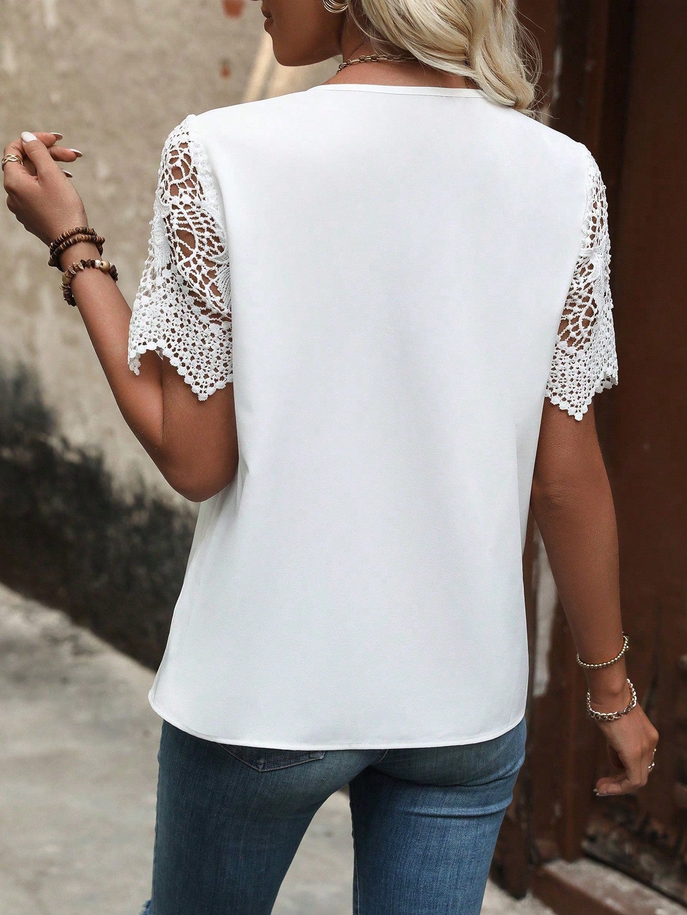 Blusa Feminina Manga Curta com Manga de Renda