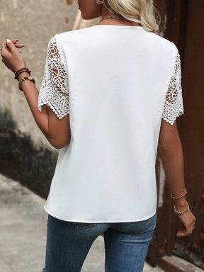 Blusa Feminina Manga Curta com Manga de Renda