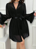 Conjunto Camisola e Robe Sensual Plus Size com Renda e Plumas