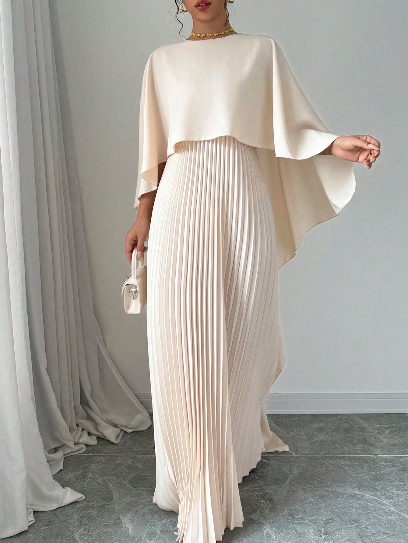 Vestido Longo Elegante com Saia Plissada