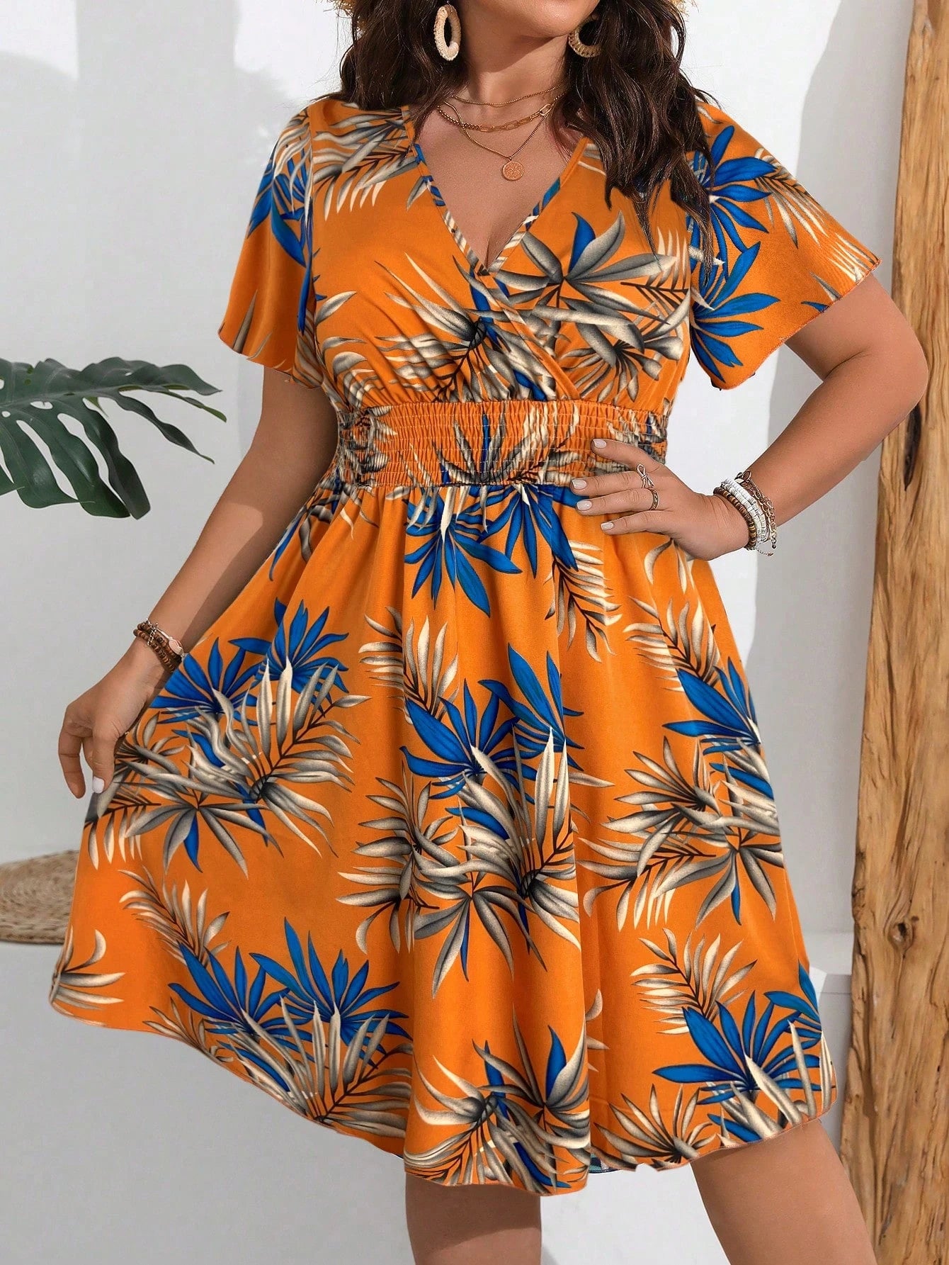 Vestido Curto Plus Size com Elástico Manga Curta