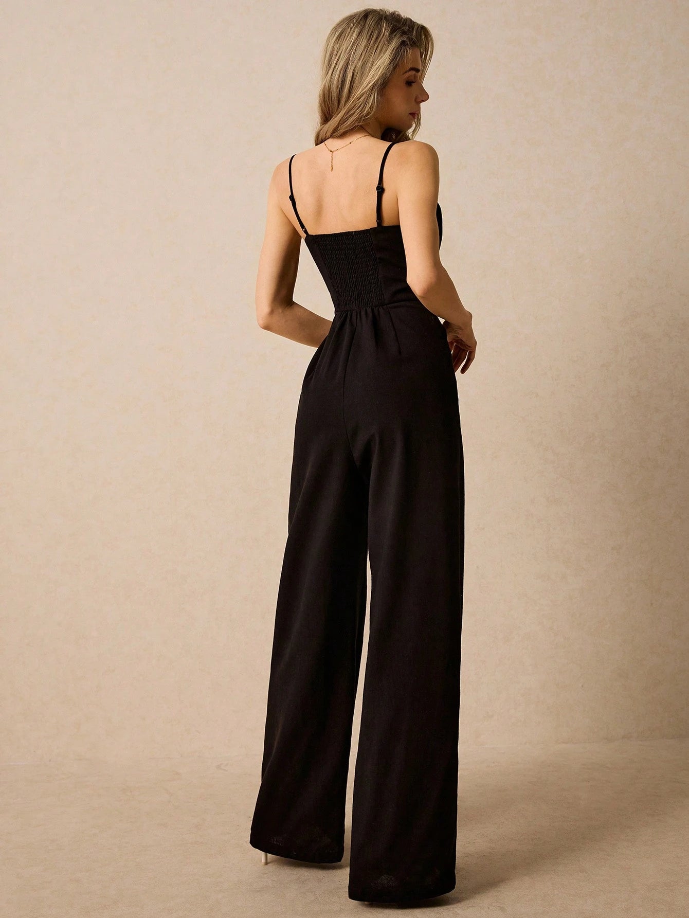 Macacão Feminino Elegante sem Mangas Franzido