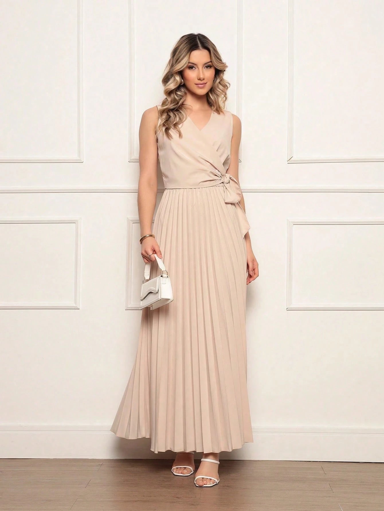 Vestido Longo Plissado Sem Manga com Decote em V e Cintura Ajustável