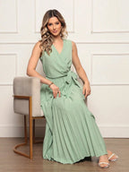 Vestido Longo Plissado Sem Manga com Decote em V e Cintura Ajustável